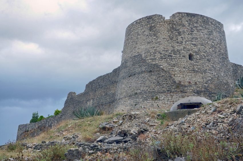 lekuresi castle saranda albania