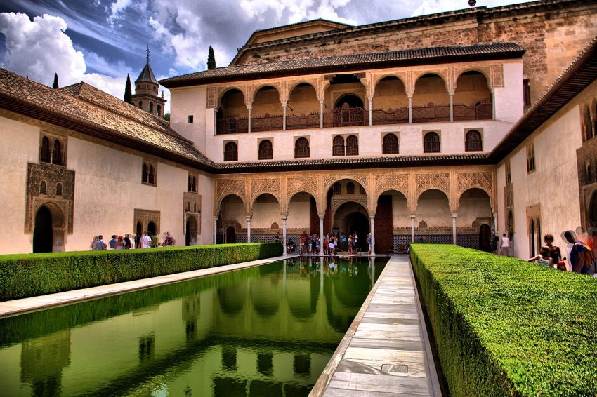 Patio de los Arrayanes with Palacio Carlos V behind Palcia de Comres