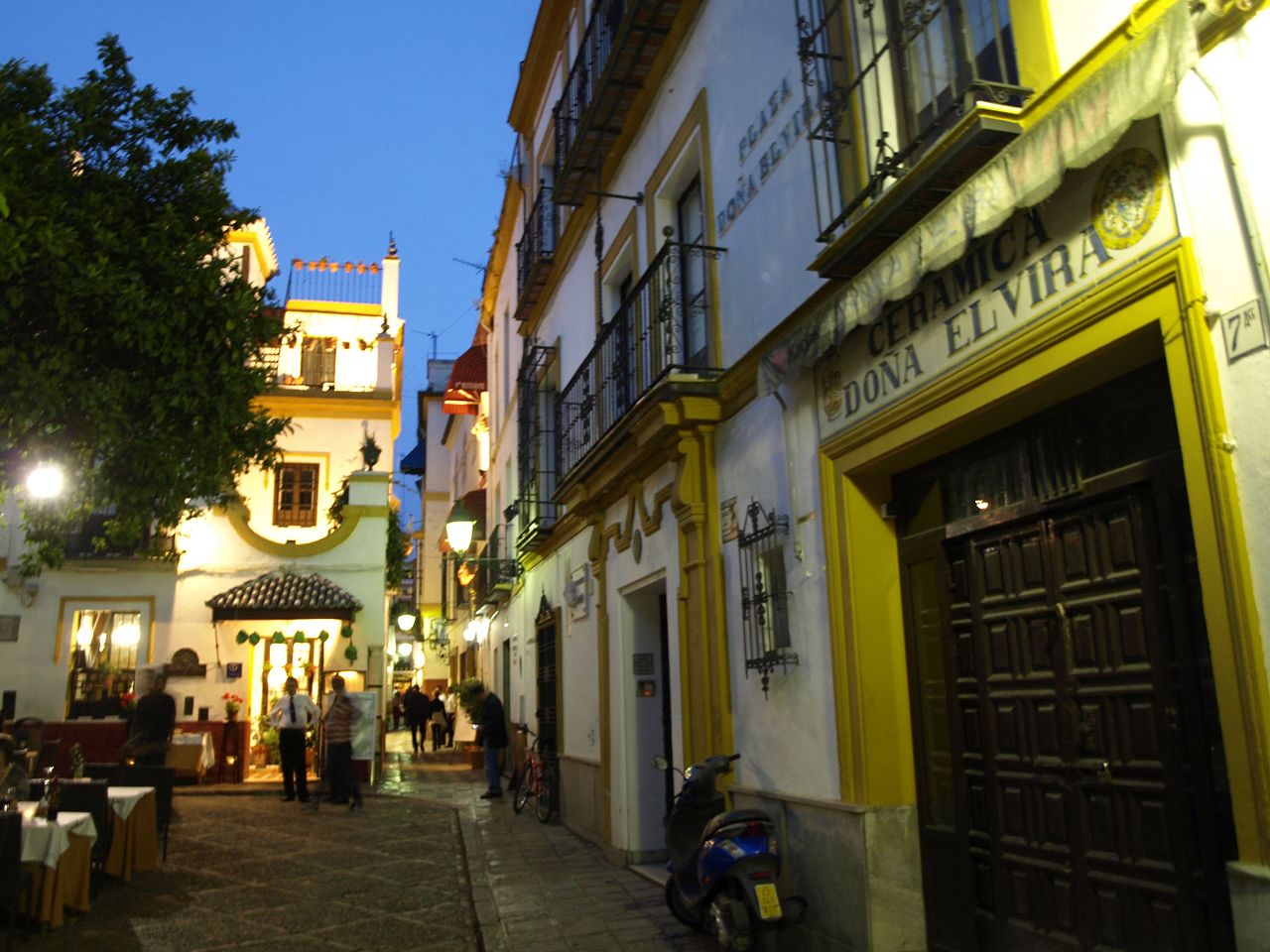 Plaze In Barrio De Santa Cruz