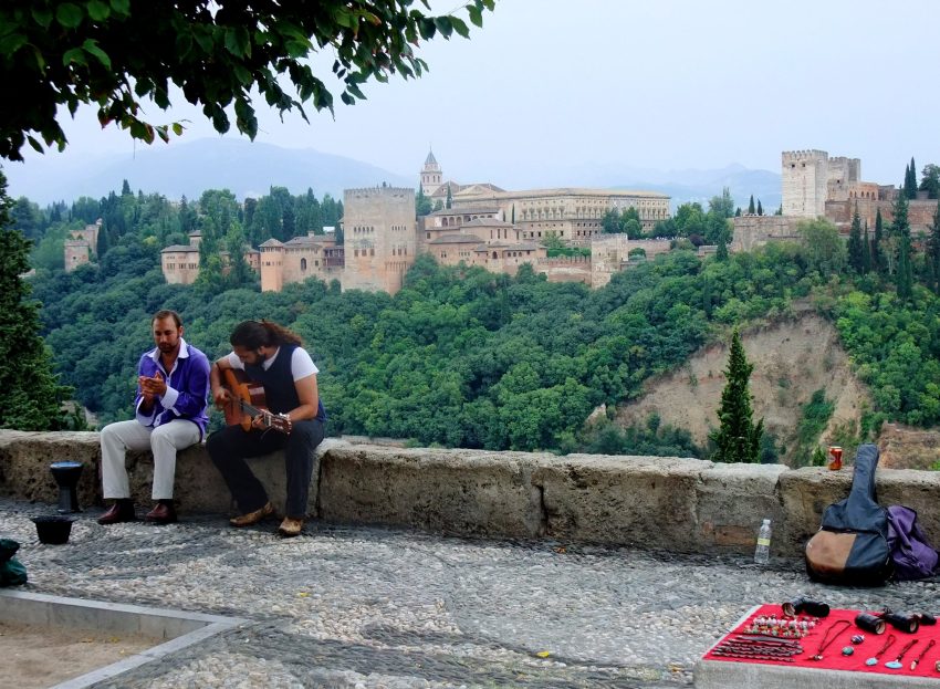 Buskers at the Mirador de San Nicolas