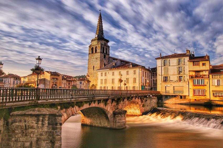 Pont vieux et eglise de Saint Girons au coucher du soleil