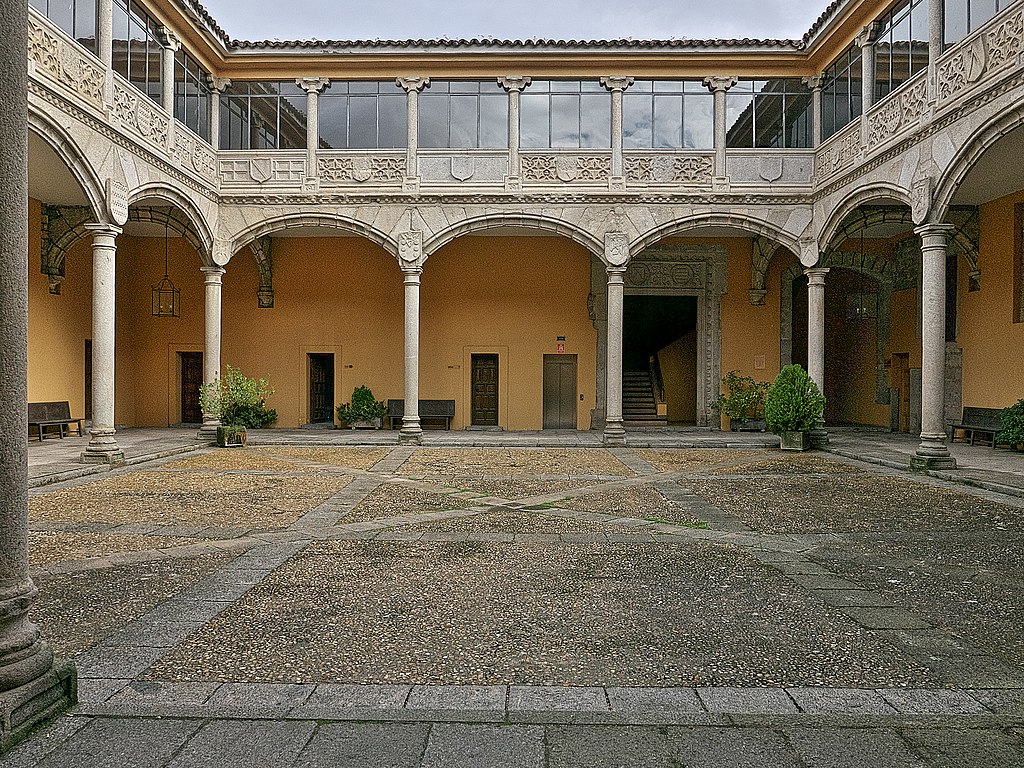 Patio Del Palacio De Diego De Bracamonte Avila
