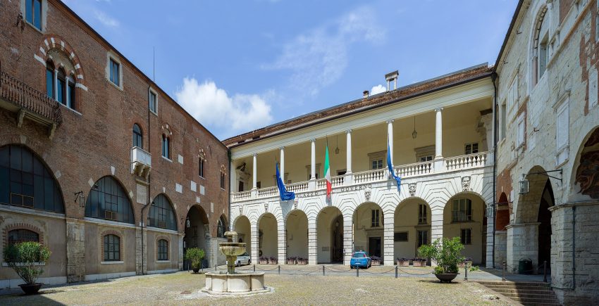 Cortile del Broletto e fontana a Brescia