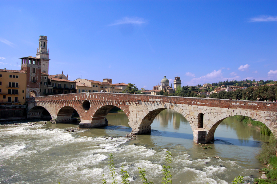 Ponte Pietra A Verona