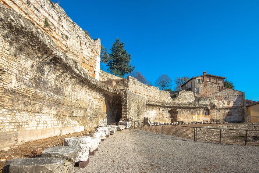 Teatro Romano frammenti colonne Piazza del Foro Brescia
