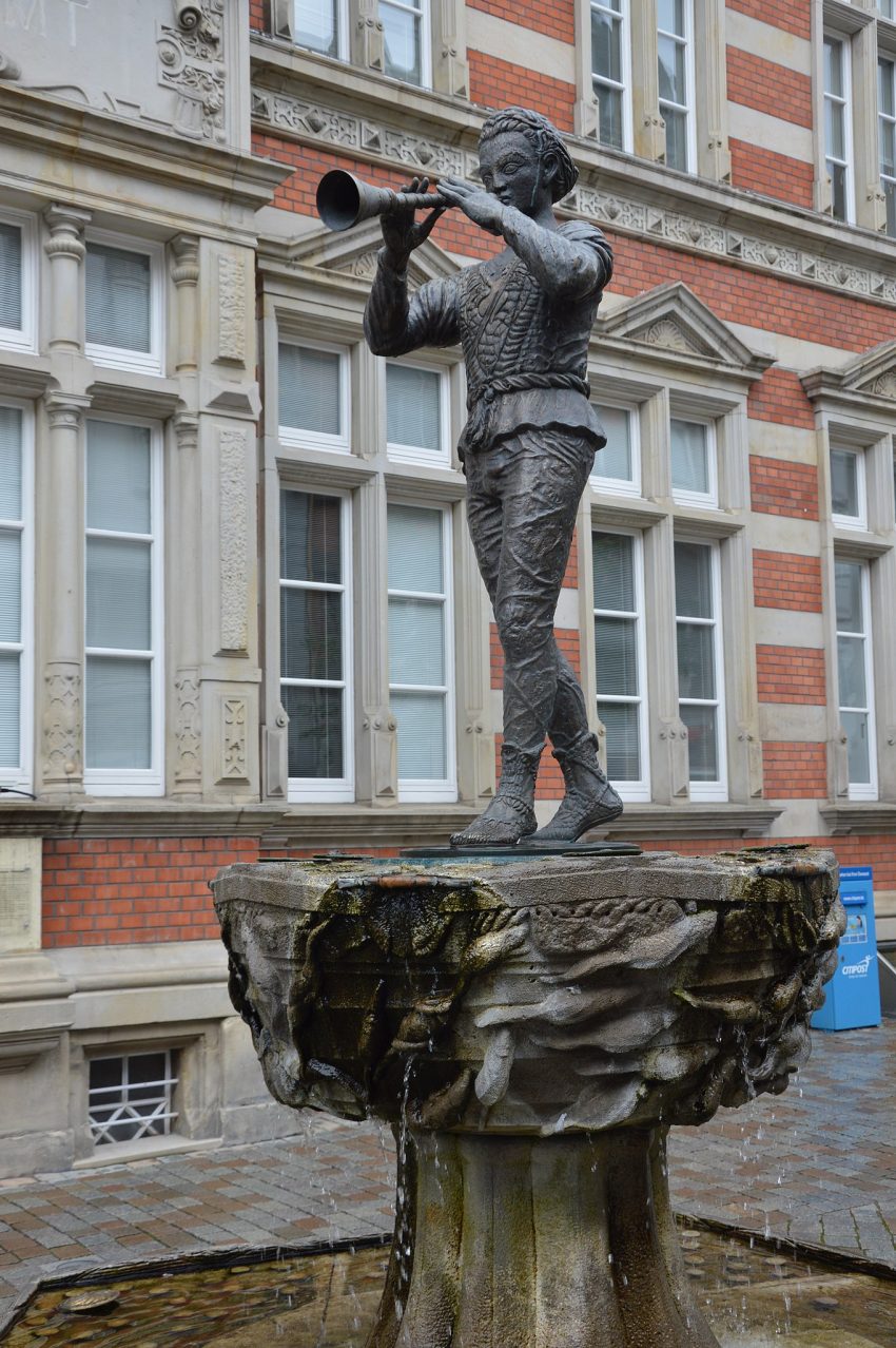 Rattenfangerbrunnen Pied Piper fountain