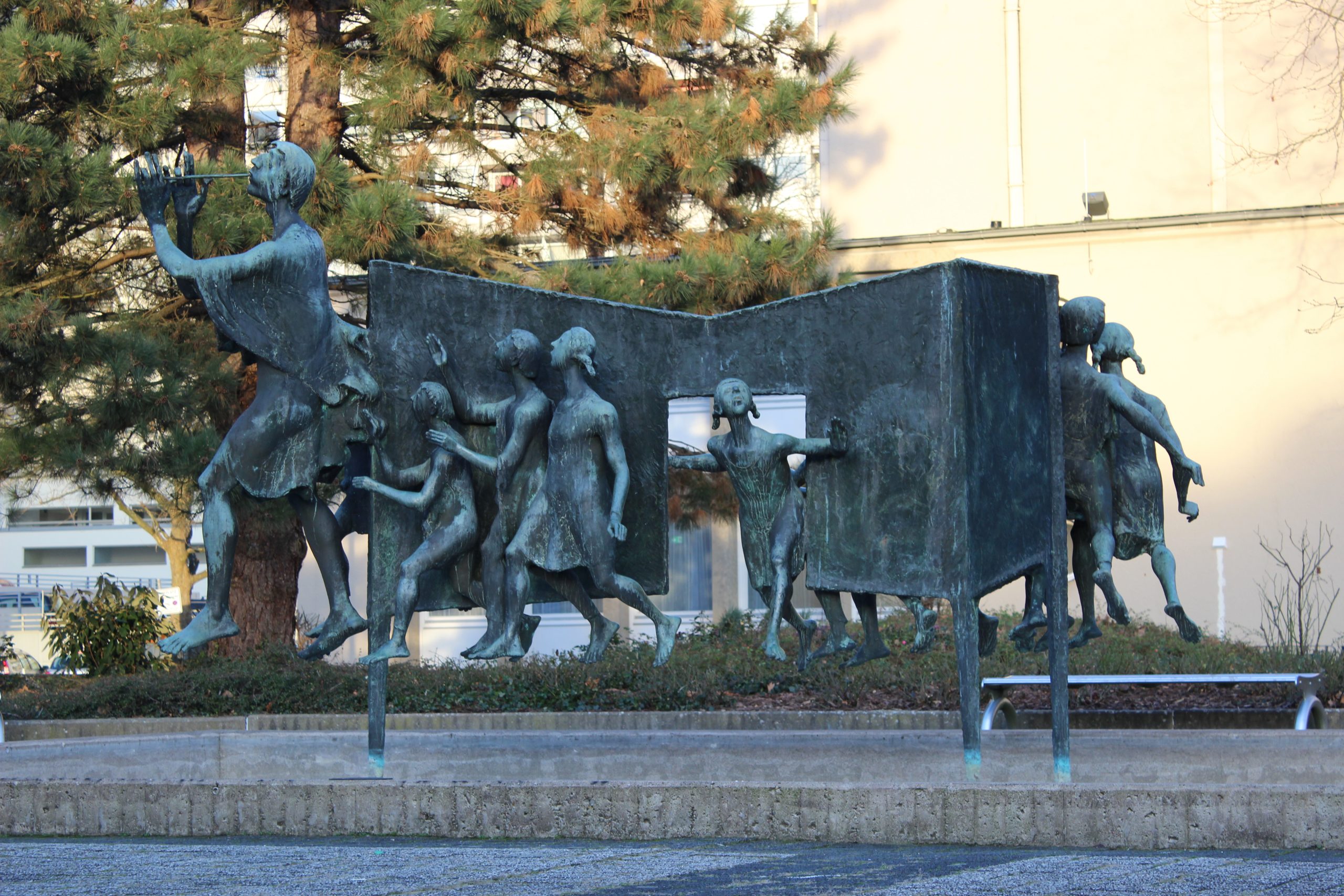 Rattenfangerstatue Rathausplatz Scaled