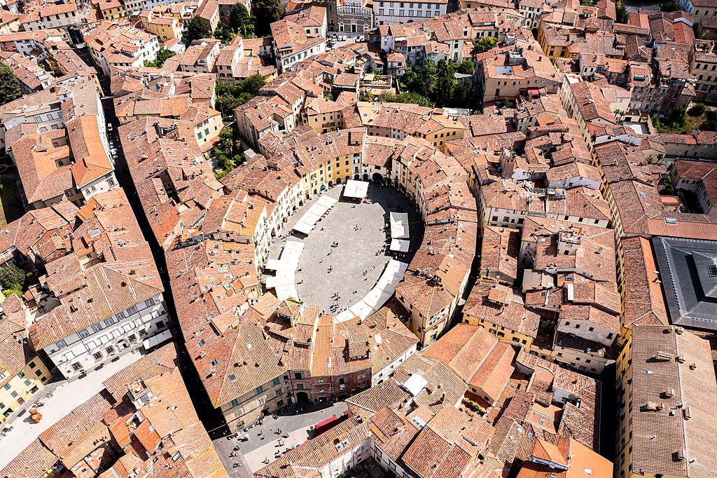 Lucca Piazza DellAnfiteatro