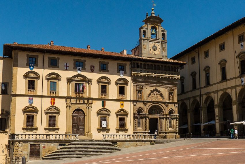 Arezzo Piazza Grande Palazzo della fraternita dei laici