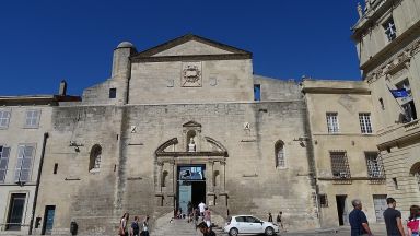 1024px-Église Sainte-Anne D’Arles