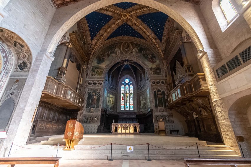 Duomo di Gubbio presbiterio
