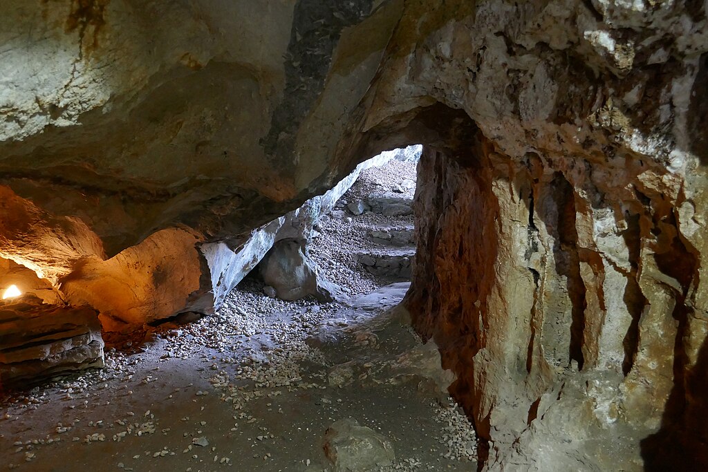 Me Cung Cave