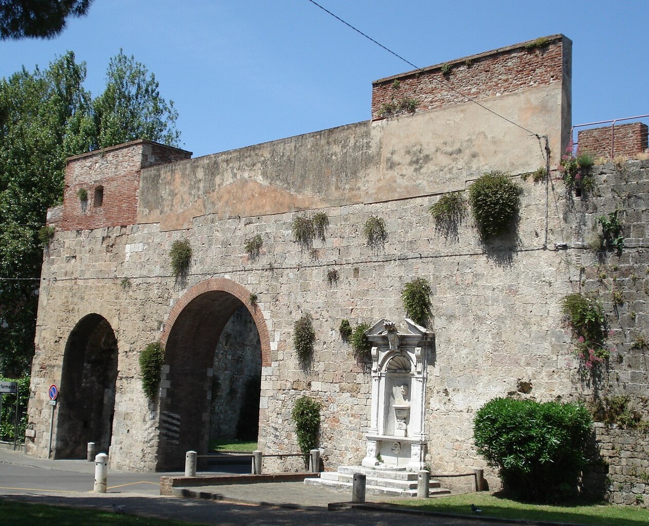 Pisa Mura Piazza Delle Gondole