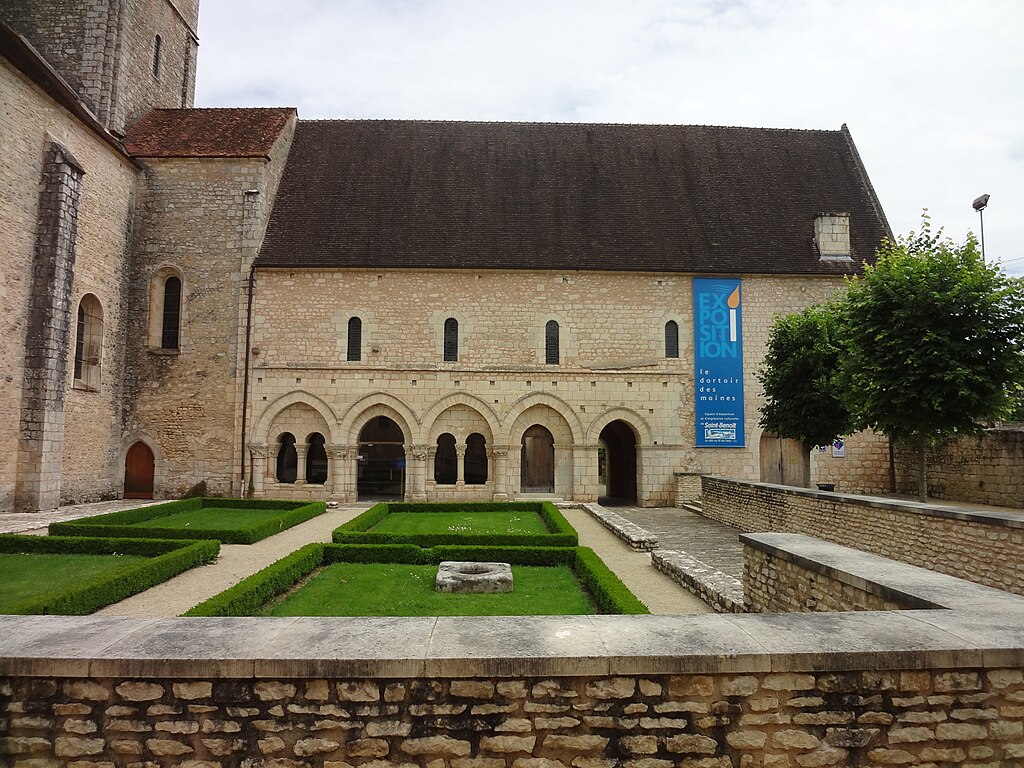 Abbatiale Saint Benoit De Saint Benoit, Cloître