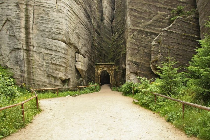 Gotická brána v Adršpašských skalách