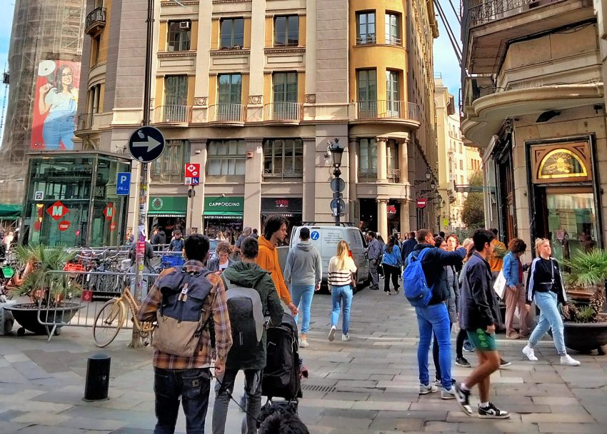 Plaça de l'Àngel i Casa Tomàs Recolons (Barcelona), des del c. Tapineria