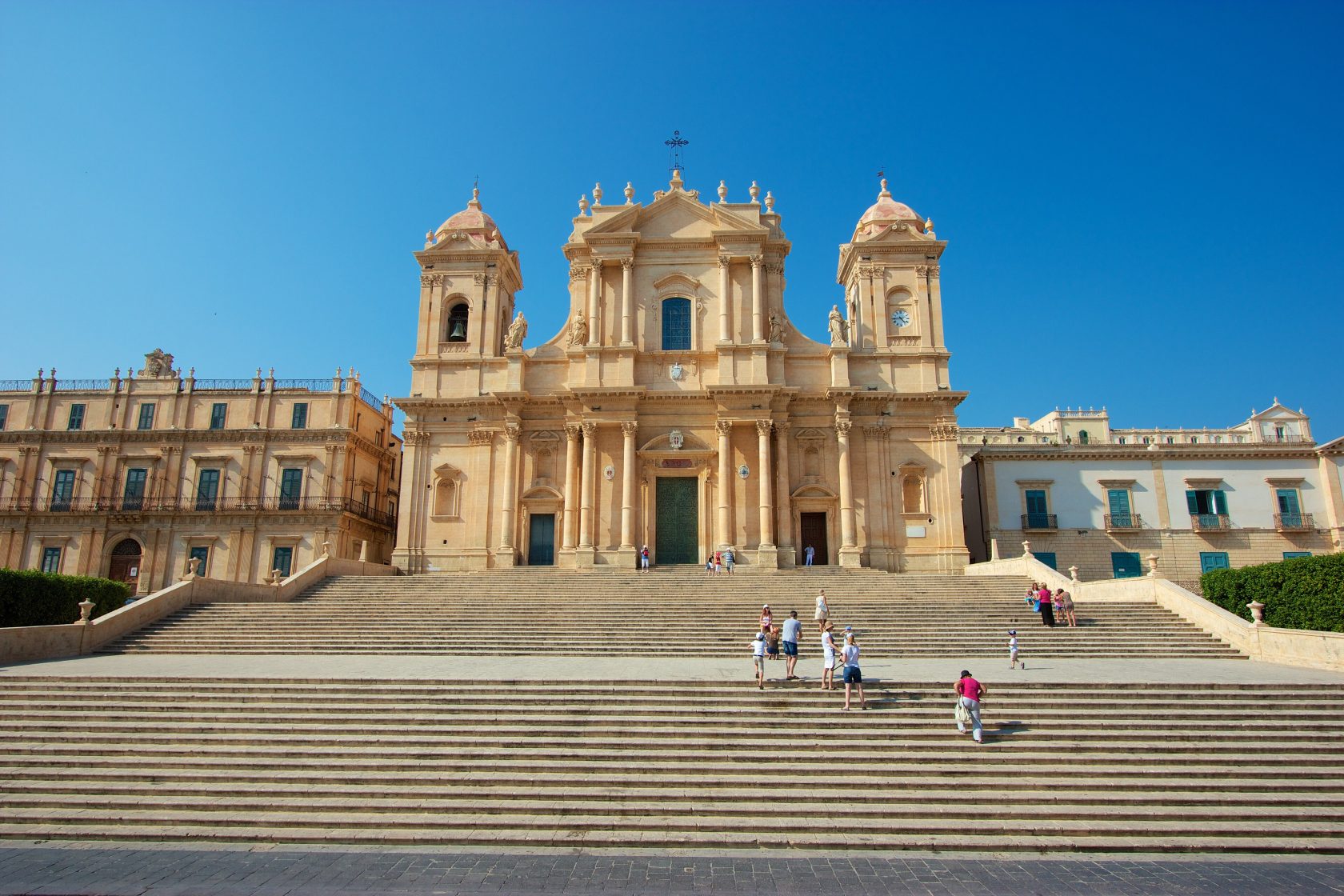 noto-cathedral-noto-2026-sicilian-baroque-icon-on-piazza-municipio