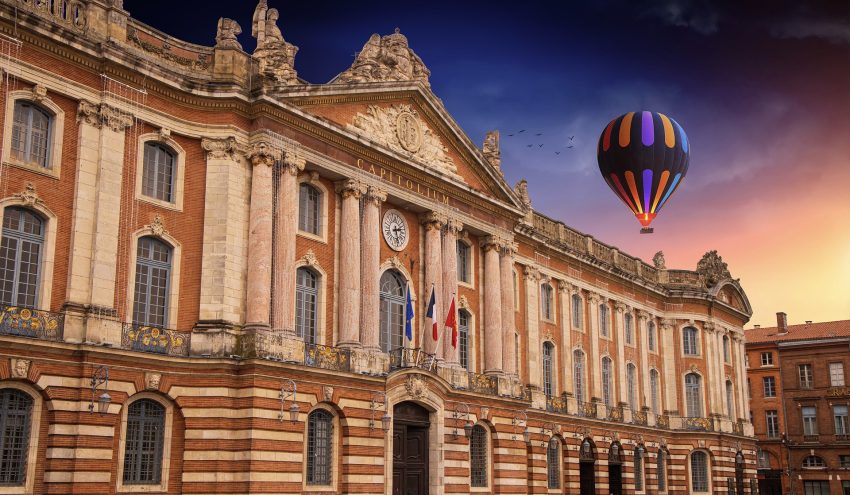 Hot air balloon over Capitole de Toulouse